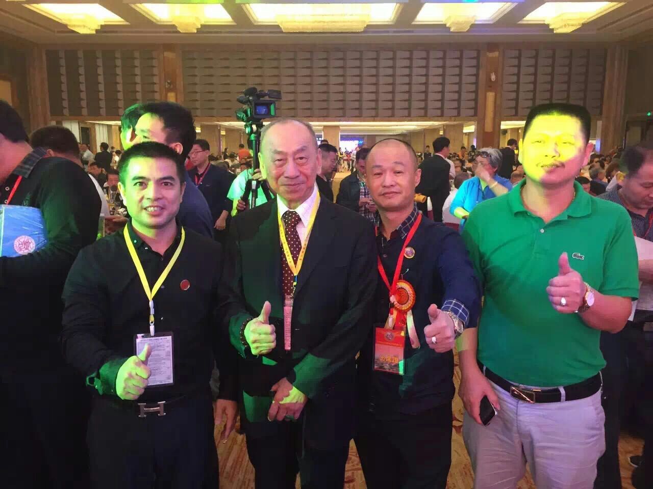 世界吴氏宗亲总会主席吴荣祥宗长与到会宗亲合影